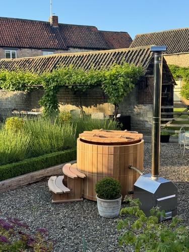 Scandi style wood hot tub - tub,