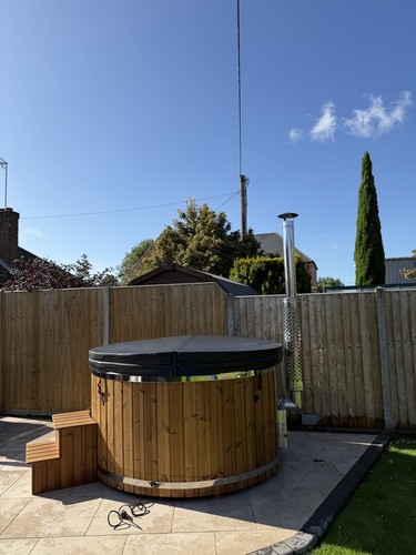 Hot tub with wood - tub,